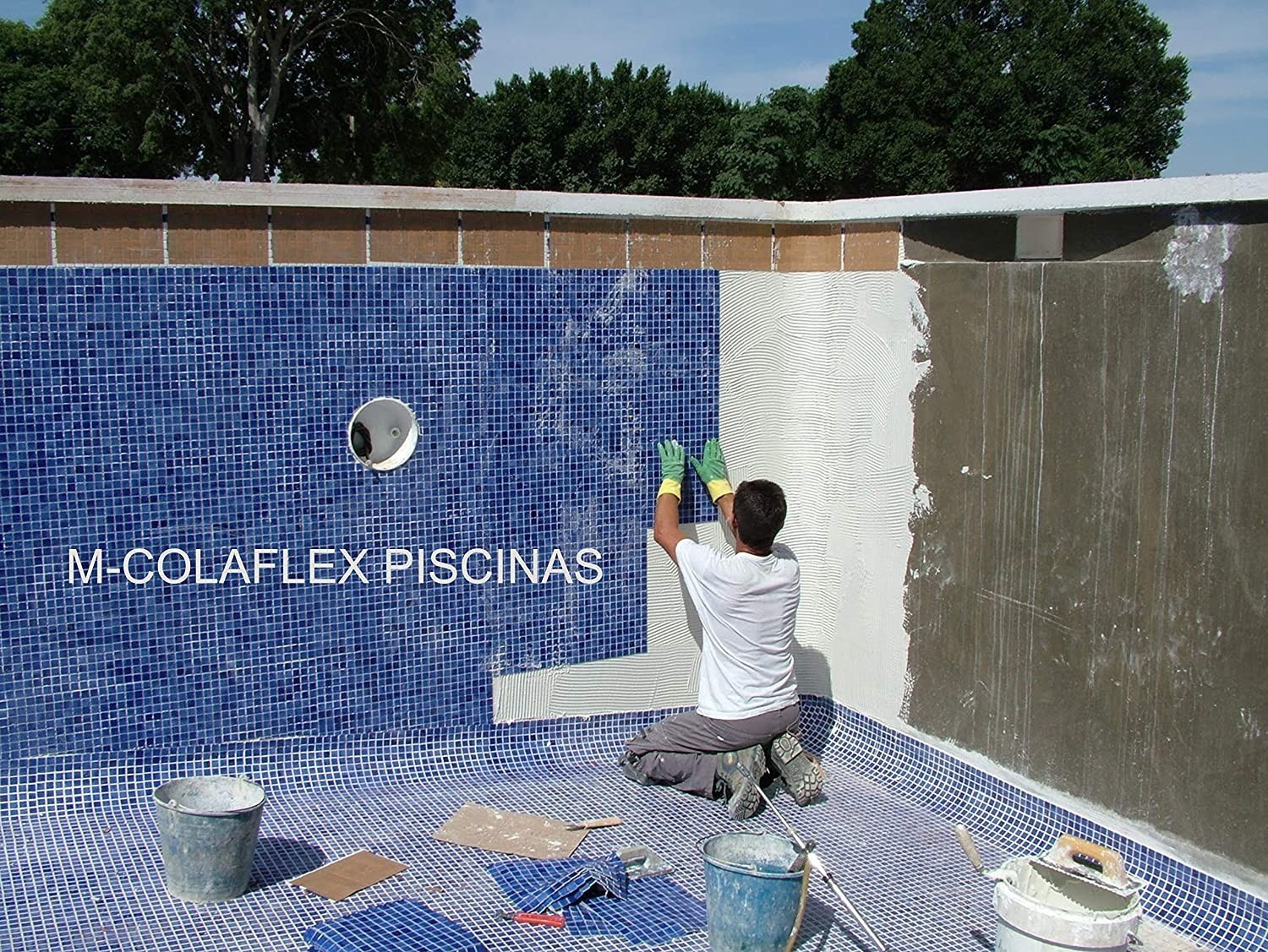 M-COLAFLEX PISCINES de Tecno Prodist - Mortier adhésif et flexible pour carreaux en contact permanent avec l'eau dans les piscines.