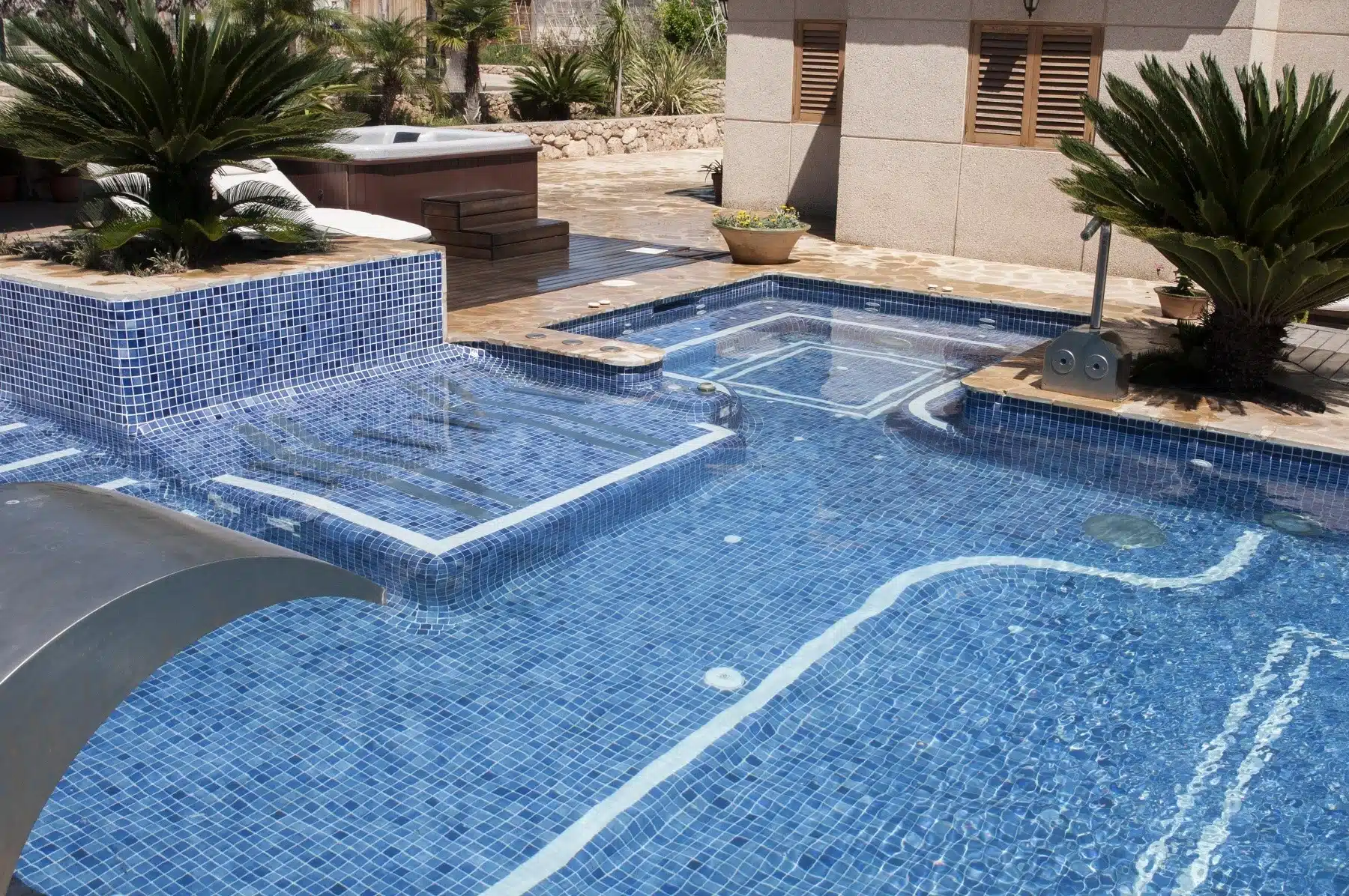 M-COLAFLEX PISCINES de Tecno Prodist - Mortier adhésif et flexible pour carreaux en contact permanent avec l'eau dans les piscines.