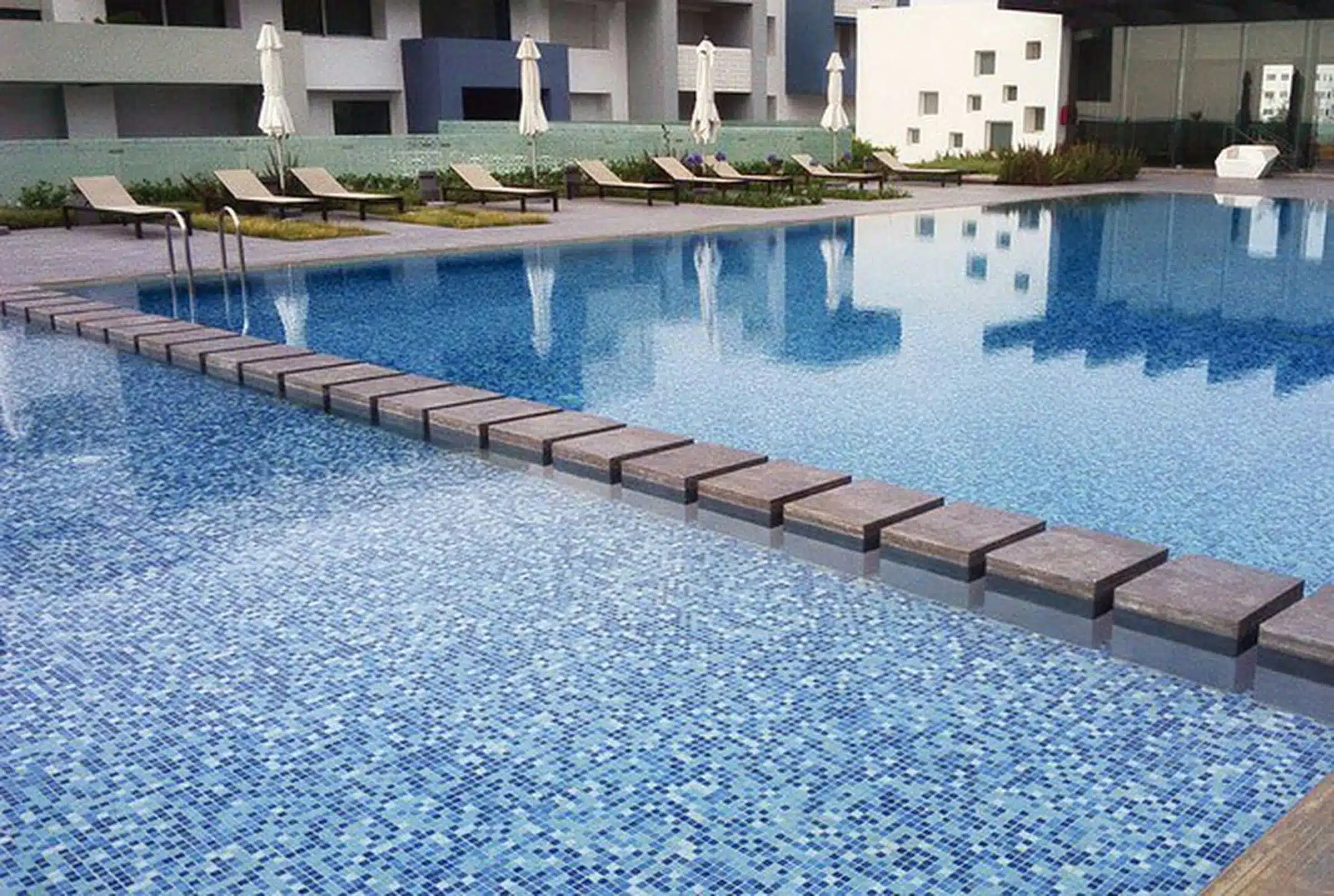 M-COLAFLEX PISCINES de Tecno Prodist - Mortier adhésif et flexible pour carreaux en contact permanent avec l'eau dans les piscines.