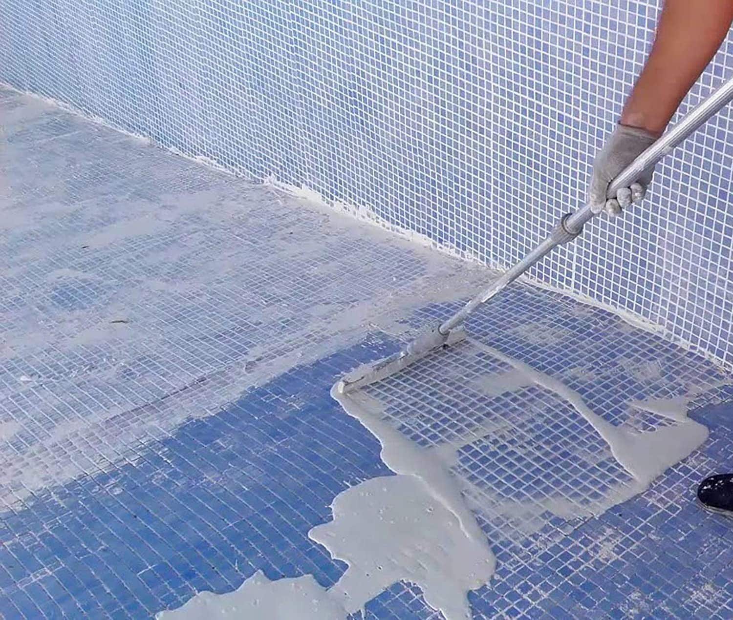 M-REJUN POOL di Tecno Prodist - Malta flessibile, per la sigillatura delle fughe di piastrelle e gresite nelle piscine, per immersione permanente.