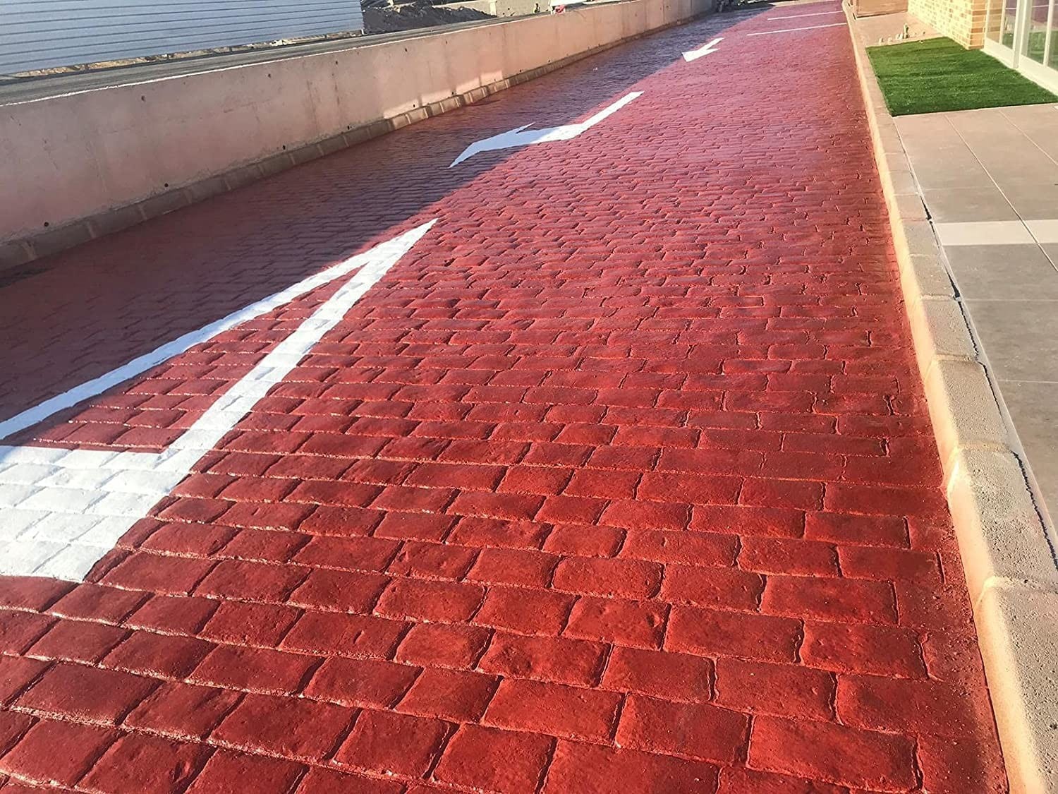 RESIPRO TEXTUR de Tecno Prodist - Revêtement protecteur à base d'eau pour le béton imprimé, à base de résines, à haut pouvoir d'ancrage et de résistance.