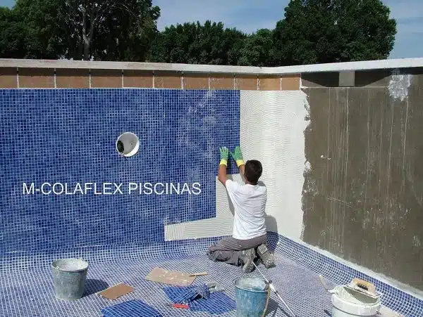 M-COLAFLEX PISCINAS de Tecno Prodist - Mortero adhesivo y flexible para baldosas en contacto permanente con el agua en piscinas